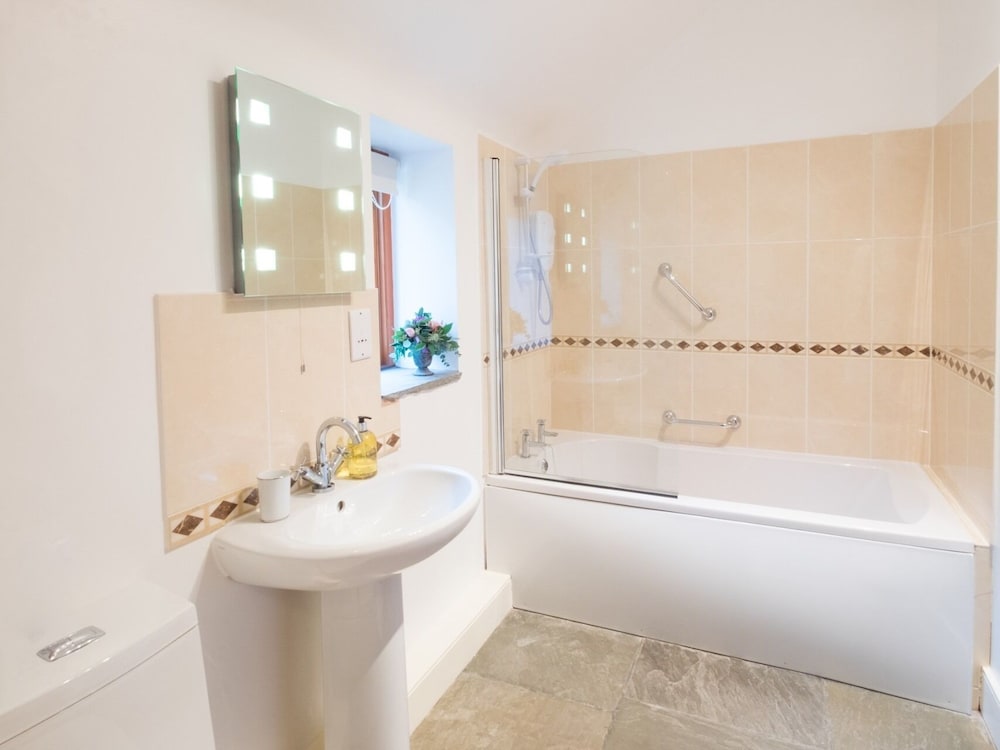 Superior Cottage, Ensuite photo 3