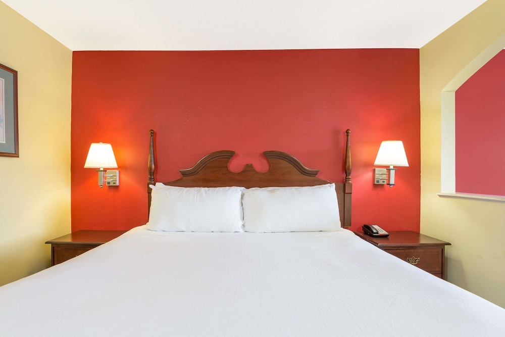 Room, Multiple Beds, Smoking (3 Double Beds) - Photo 6