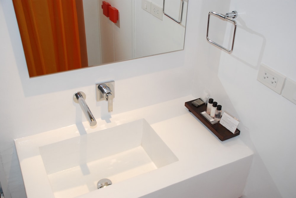 Standard Room , 1 Queen Bed (HIP Room) - Photo 8