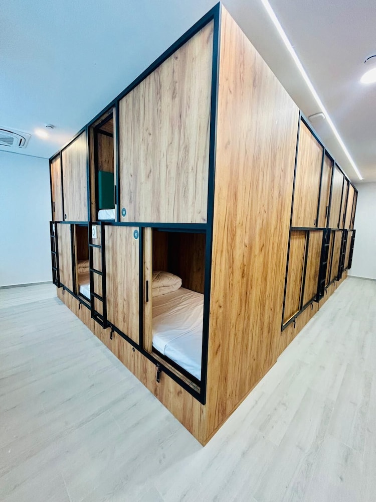 CÁPSULA DOBLE EN HABITACIÓN COMPARTIDA