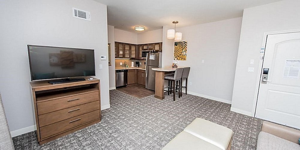 Suite, 1 King Bed, Kitchen - Photo 7