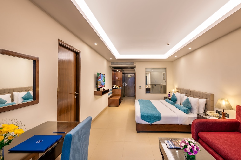 Superior Room, 1 King Bed, Balcony photo 3