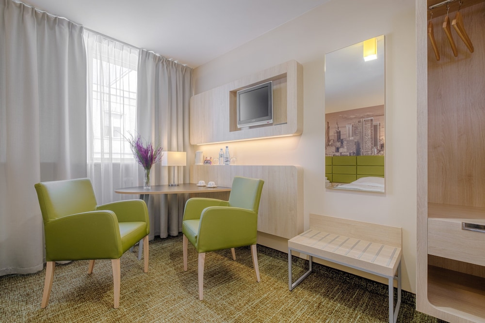 Premium Twin Room - Photo 2