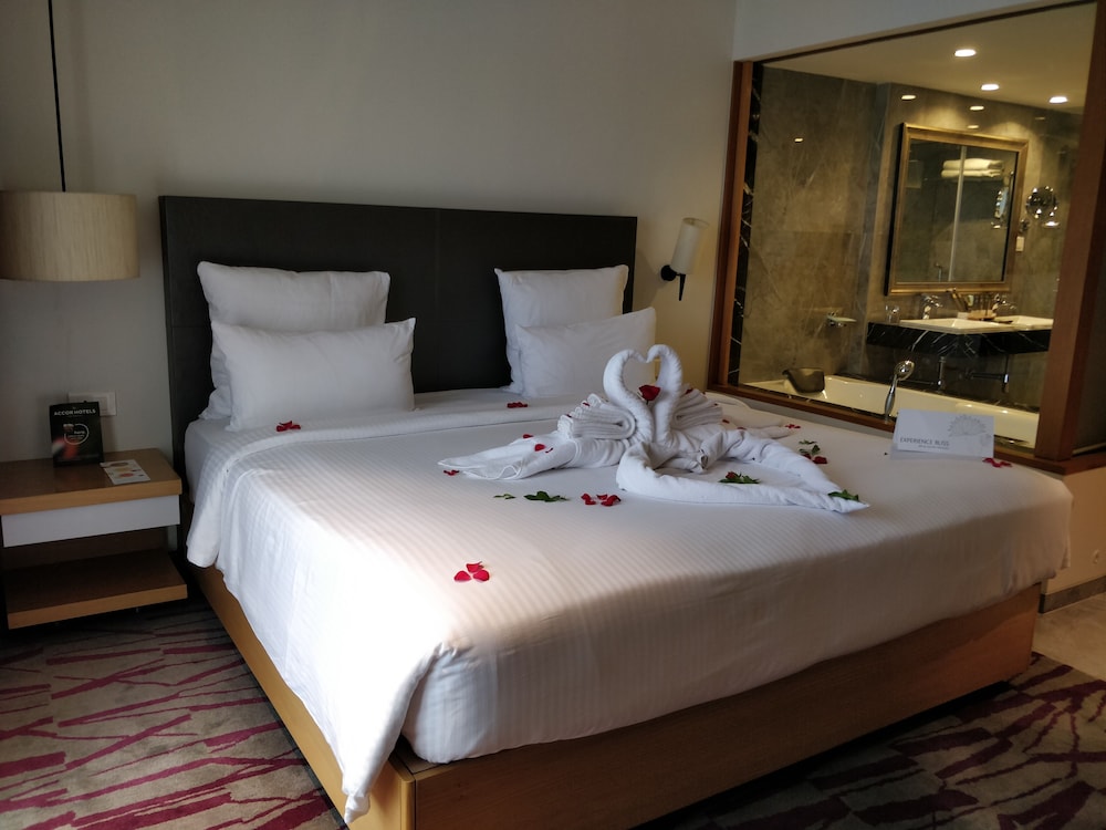 Executive Room, 1 King Bed with Sofa bed, Bathtub