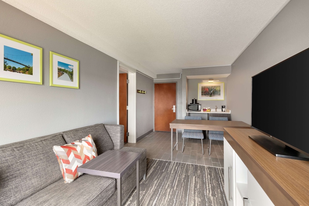 Suite, 1 King Bed, Non Smoking - Photo 1