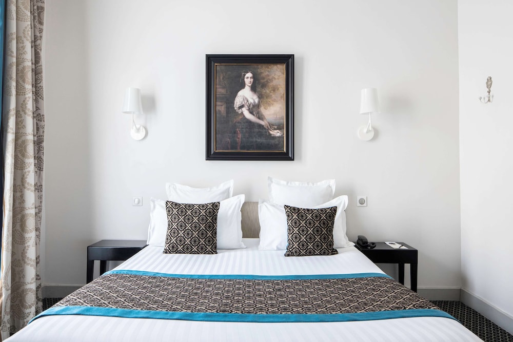 Superior Double room - Complimentary soft minibar, courtesy tray, Chromecast - Snacks, digital press photo 2