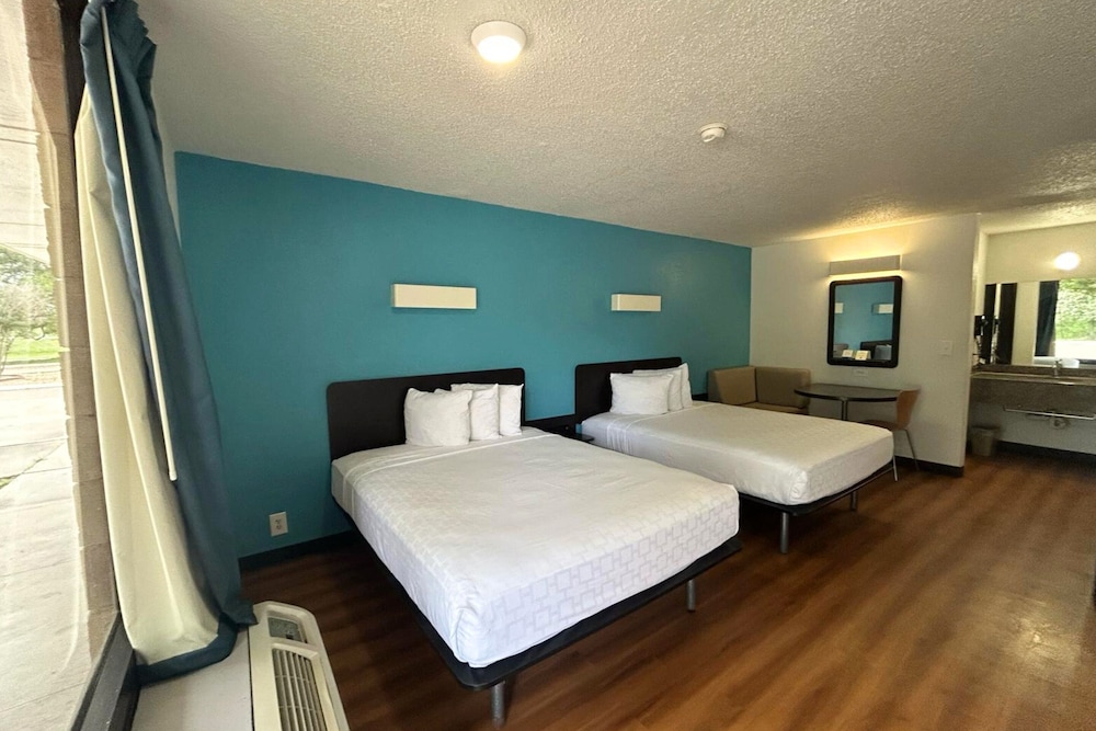 Deluxe Room, 2 Queen Beds, Non Smoking, Kitchenette