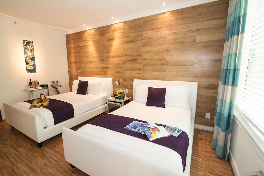 Standard Double Queen Room - Photo 4