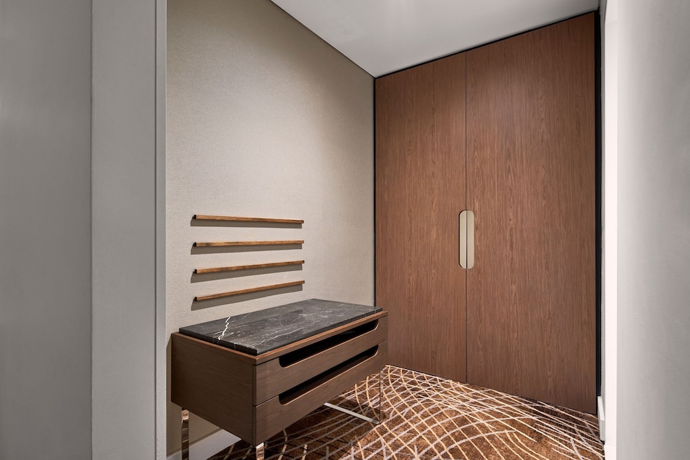 Grand Room, 1 Queen Bed - Photo 4