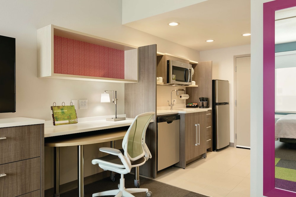 Premium Studio, 1 Queen Bed, Non Smoking - Photo 4