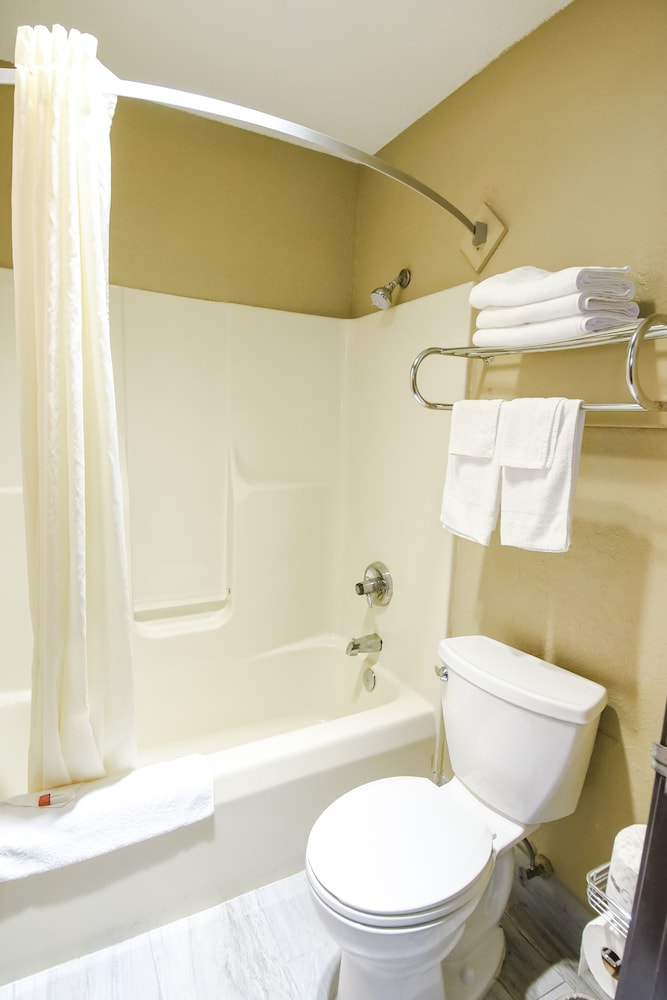 Standard Room, 2 Queen Beds - Photo 4
