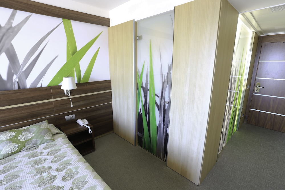 Superior Room, Jetted Tub (Premium) photo 2