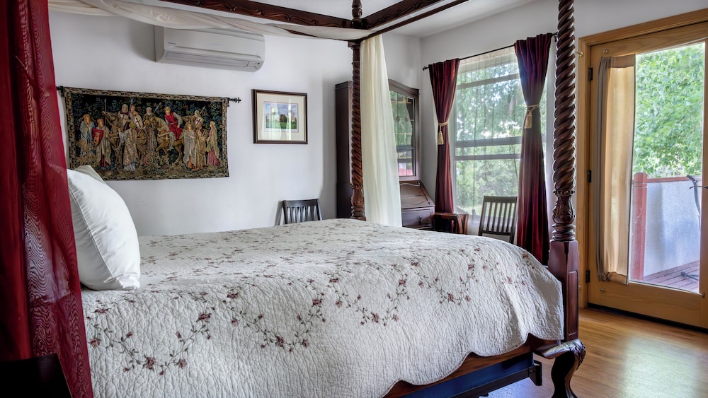 Romantic Room, 1 Queen Bed, Patio (English Rose, Pet Friendly) photo 3