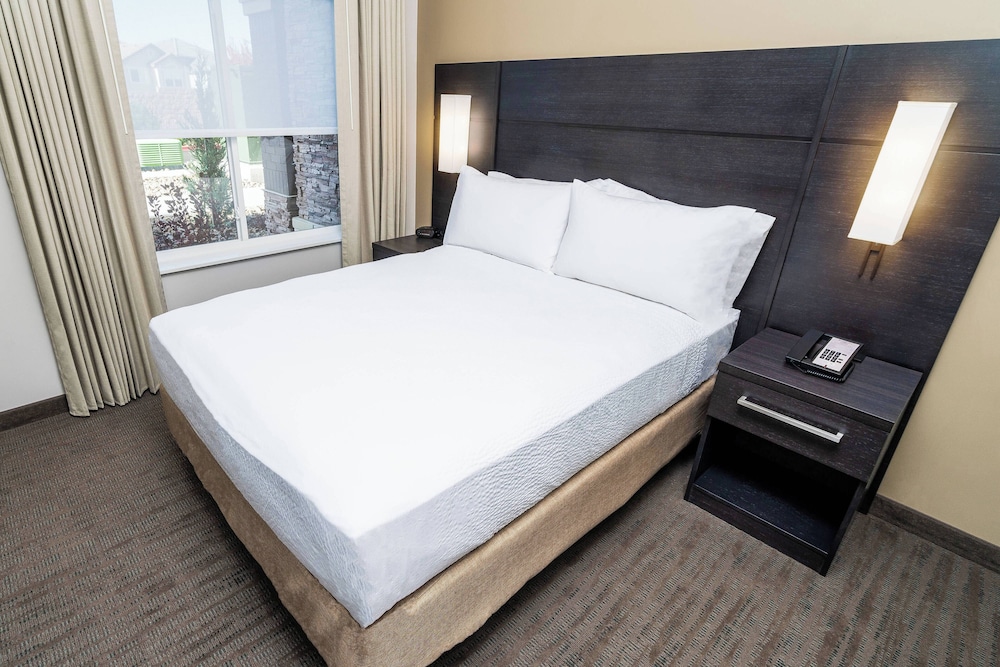 Suite, 1 King Bed with Sofa bed photo 2