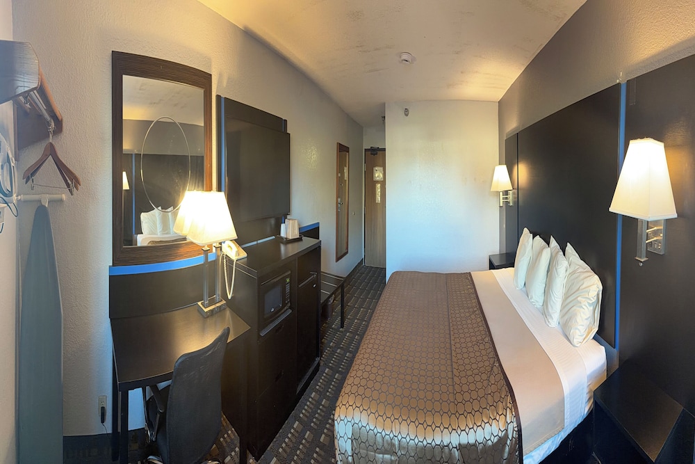 Standard Room, 1 King Bed, Non Smoking photo 2