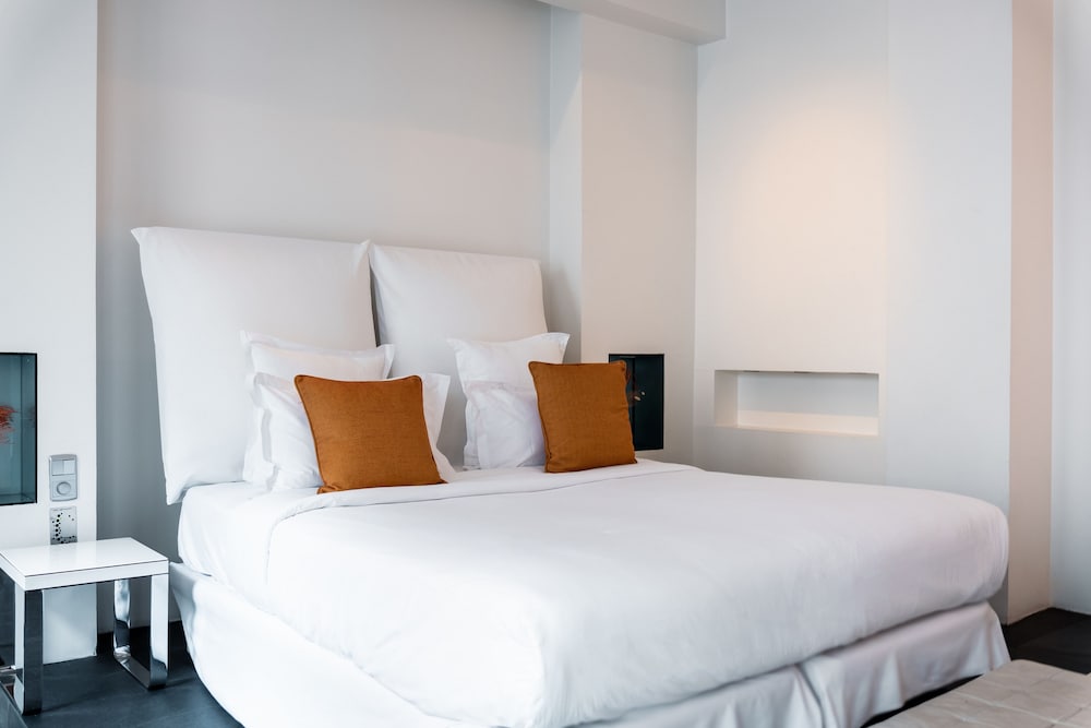 Junior Double or Twin Room, Courtyard View thumbnail 5