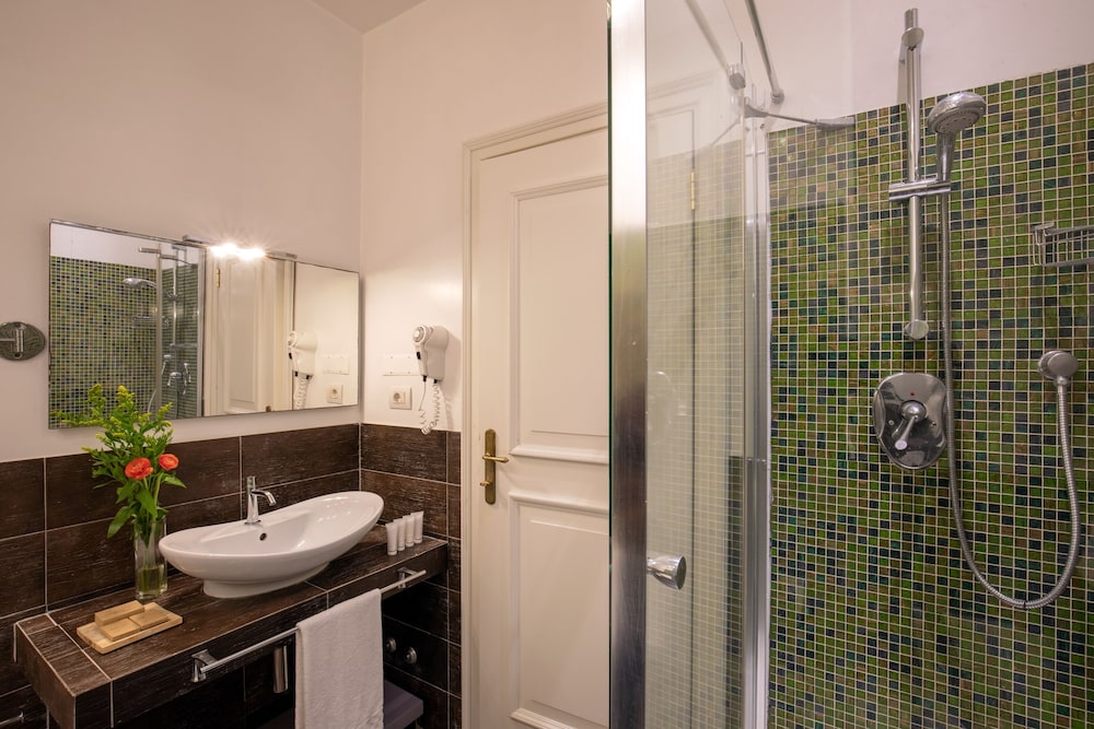 Elegance Double Room (annex building, via del Corso 75) thumbnail 6