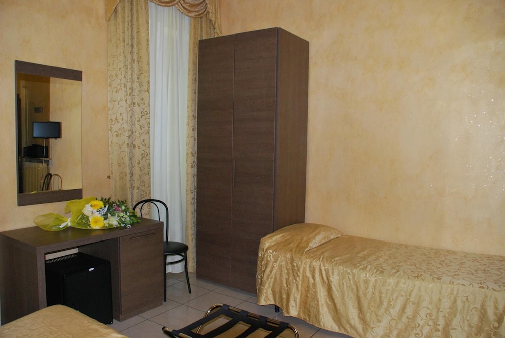 Standard Triple Room - Photo 9