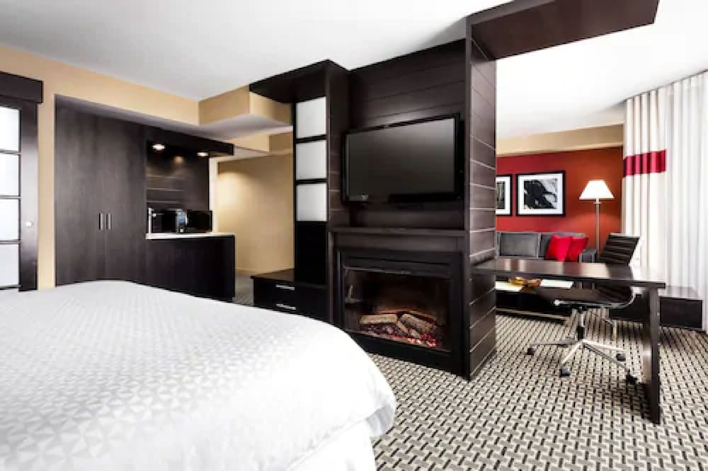 Suite, 1 King Bed, Fireplace - Photo 3