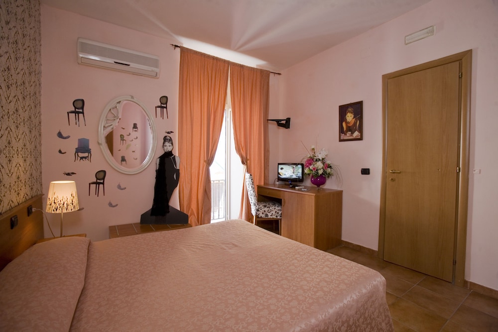 Standard Double Room - Photo 3