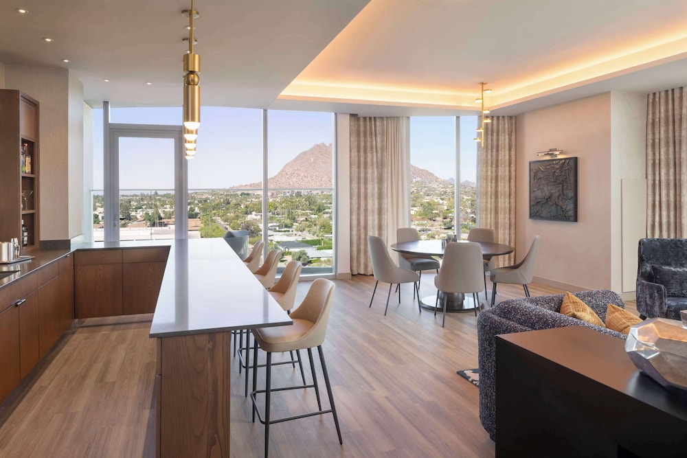 Premier Suite, 1 King Bed, Mountain View photo 1