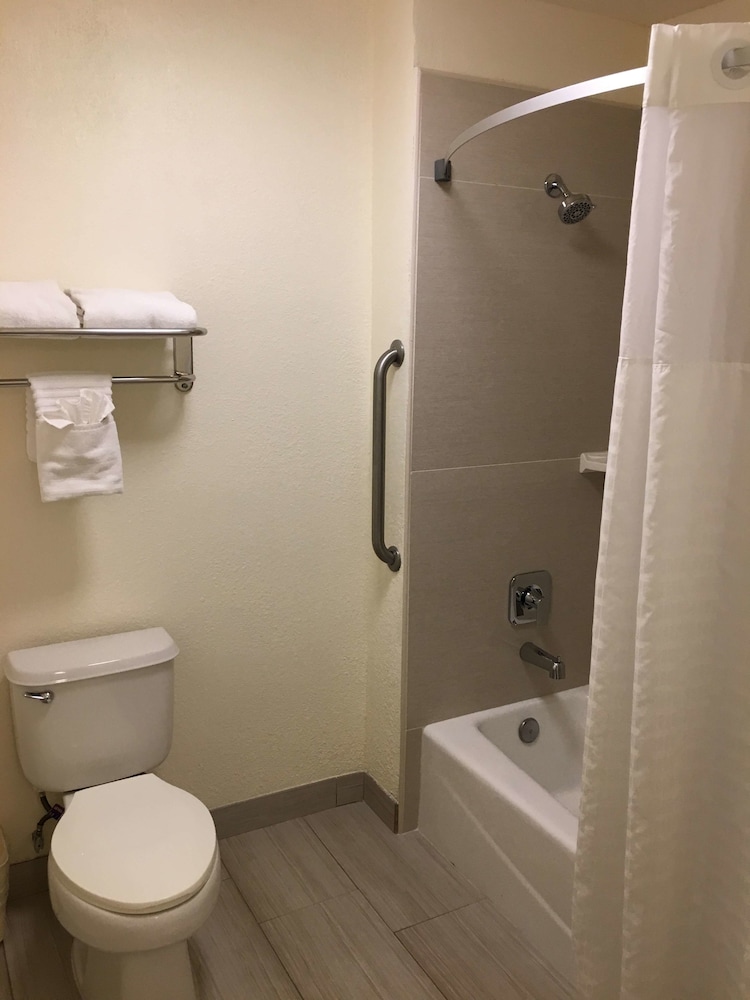 Standard Room, 2 Queen Beds, Accessible, Bathtub - Photo 4