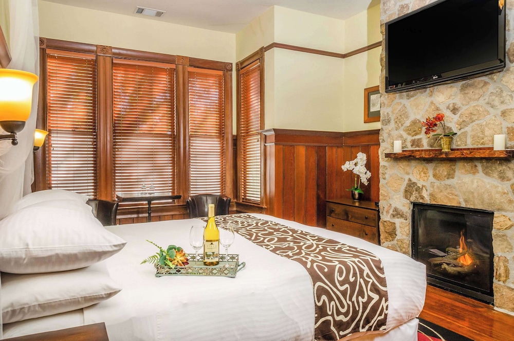 Standard Room, 1 King Bed, Non Smoking (Large Room) photo 1