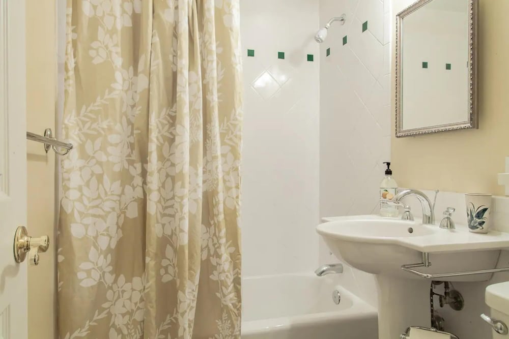 Gorgeous Rosslyn Penthouse w Views Free Parking Metro Subway, Photo 7