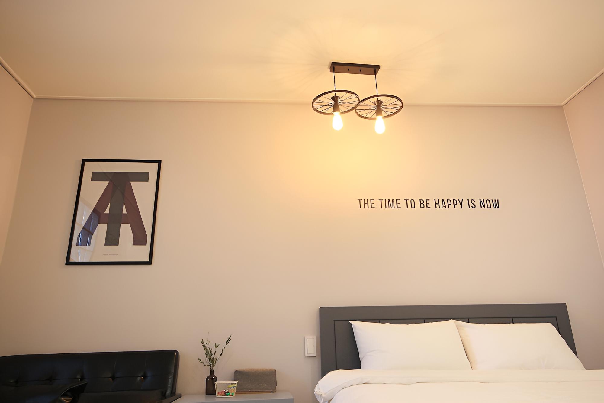 Room (Deluxe (Non-smoking Netflix available) - Photo 26