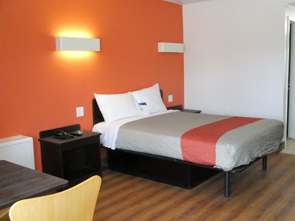 Deluxe Room, 1 Queen Bed, Smoking, Refrigerator & Microwave