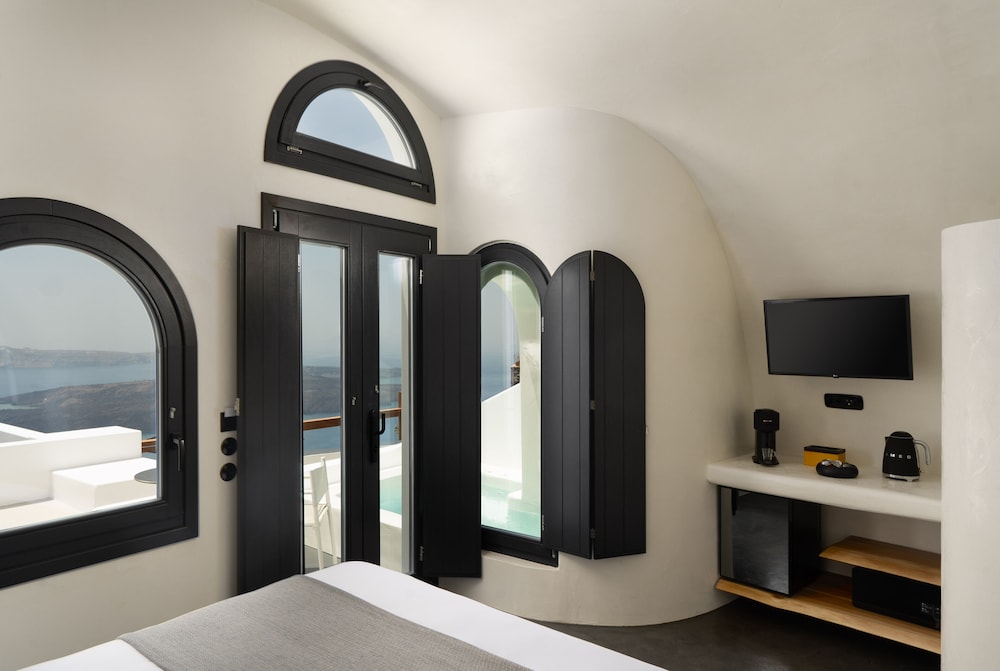 Rocca Cave with Caldera View & Outdoor Hot Tub - Photo 3