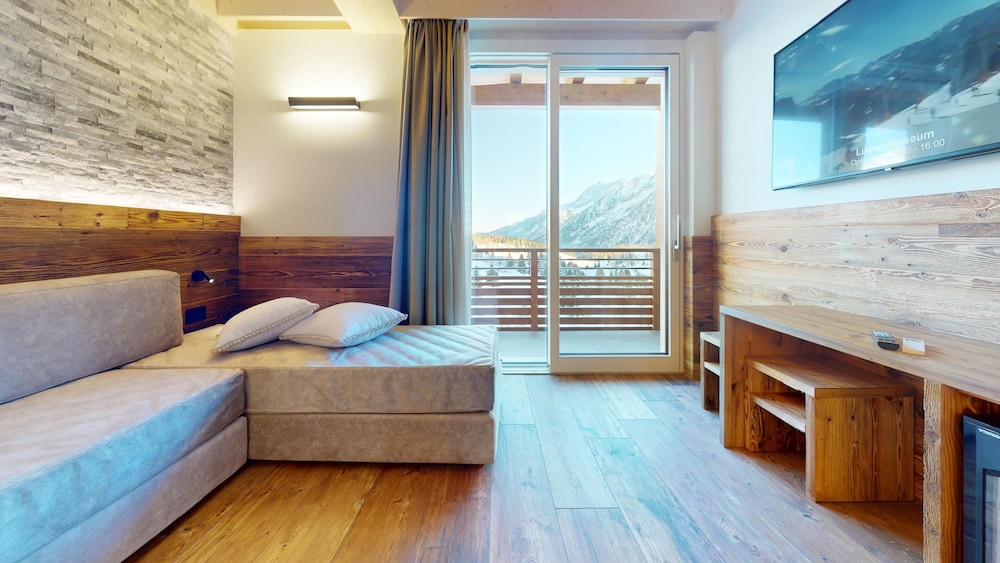 Adjacent Junior Luxury Suite photo 1