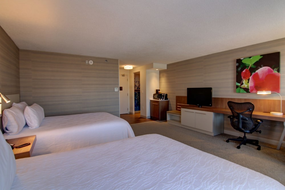 2 Queen Beds, Accessible (Mobility & Hearing, Roll-in Shower) thumbnail 5