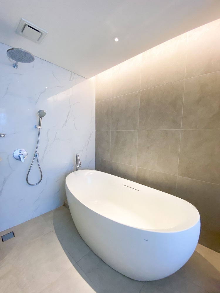 Suite, 1 Bedroom - Photo 3