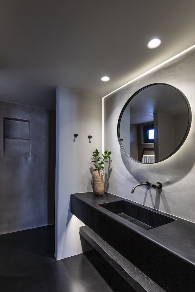 Secret Suite with Infinity Hot tub - Photo 3