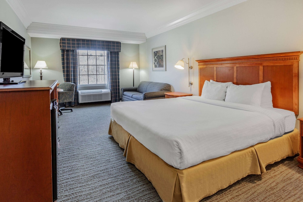 1 King Bed, Non Smoking, Accessible - Photo 3