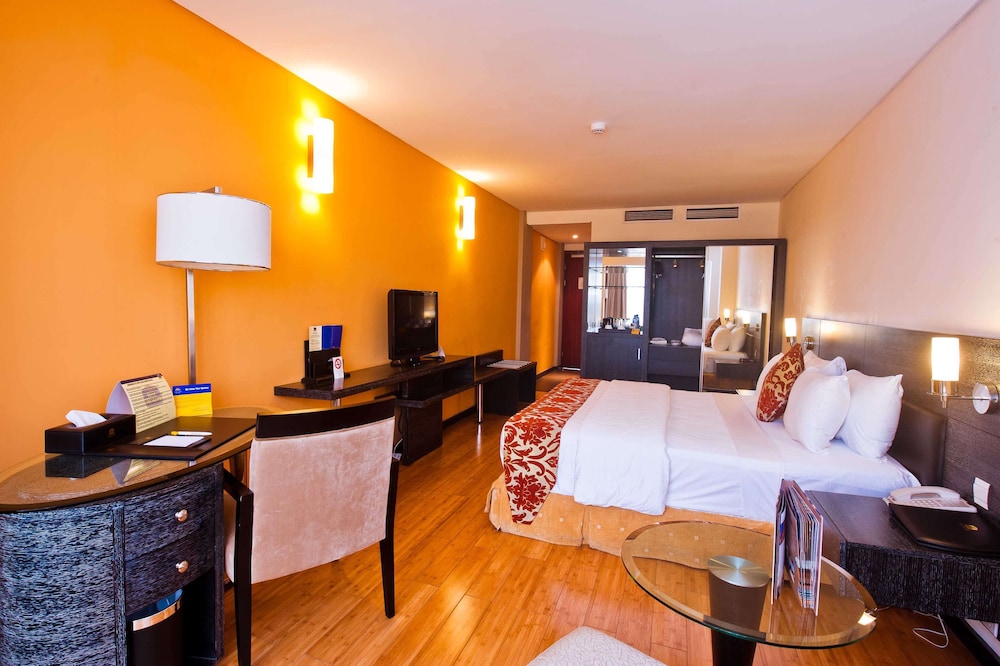Suite, 1 King Bed, Non Smoking, Refrigerator photo 1