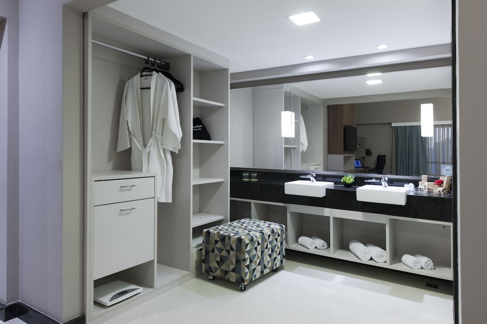 Presidential Suite, City View, Executive Level thumbnail 5