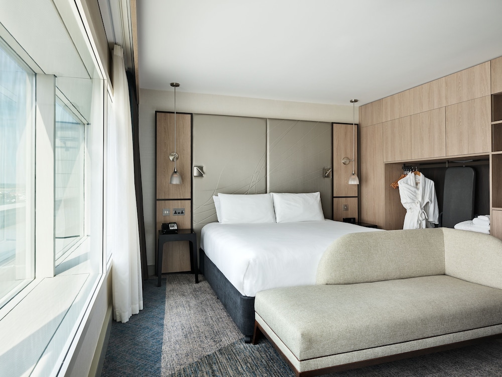 Room, 1 King Bed (Deluxe View) photo 2