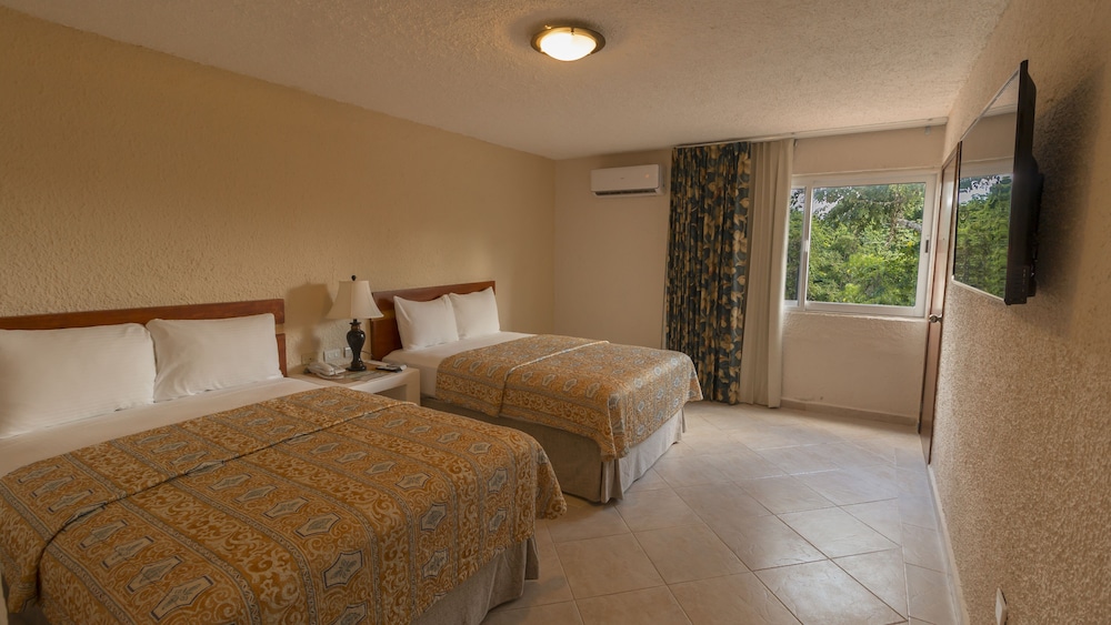 Family Room, 2 Bedrooms, Connecting Rooms - Photo 9