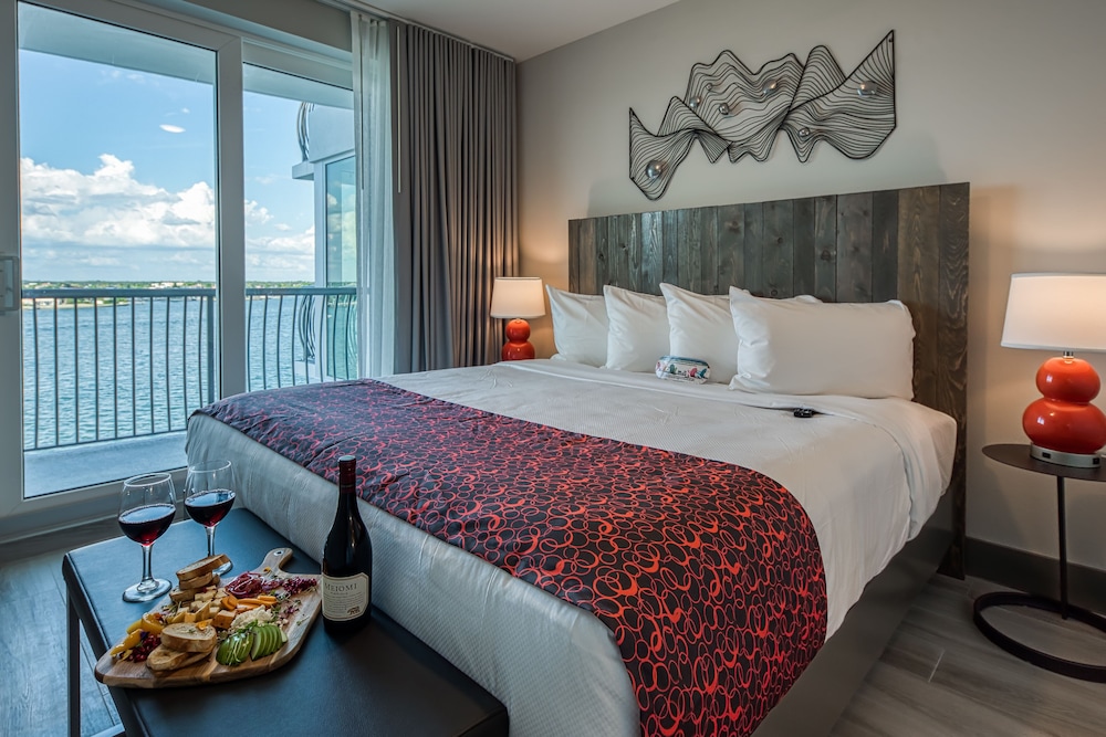 Suite, 2 Bedrooms, Bay View - Photo 1