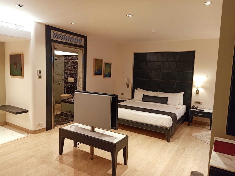 Executive Suite, 1 King Bed - Photo 1