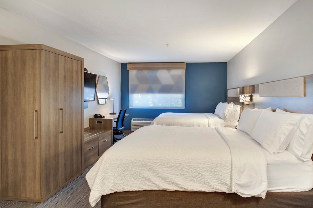 Standard Room, 2 Queen Beds - Photo 1