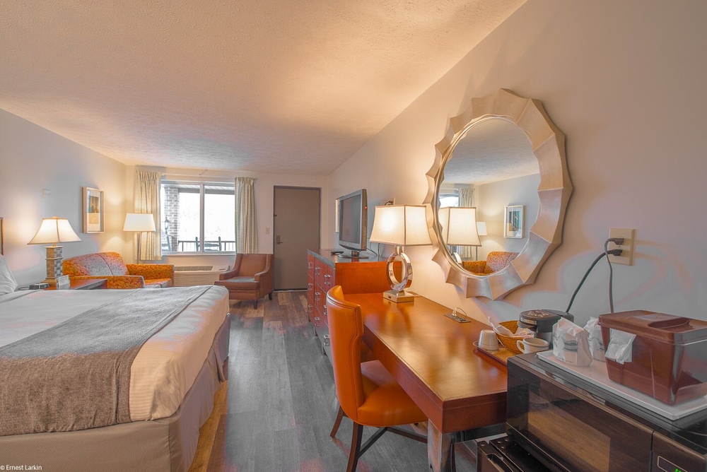 Suite, 1 King Bed with Sofa bed, Balcony, Mountain View photo 2