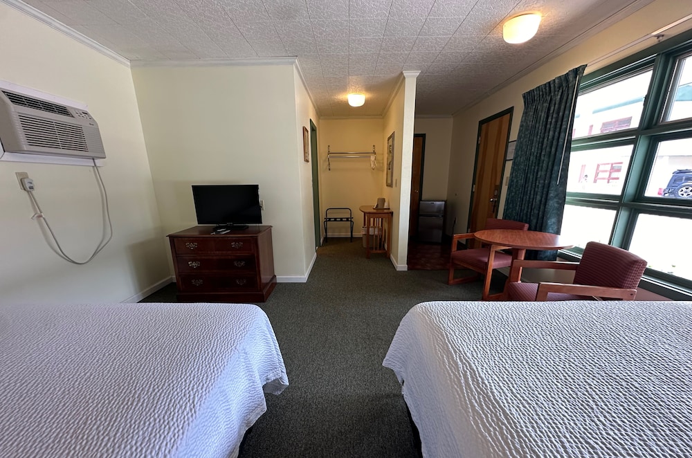 Standard Double Room, 2 Queen Beds photo 3