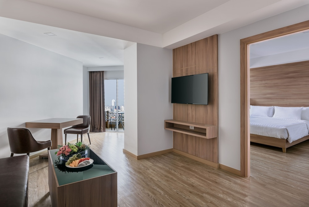 Grand Suite, 1 Bedroom, City View photo 2