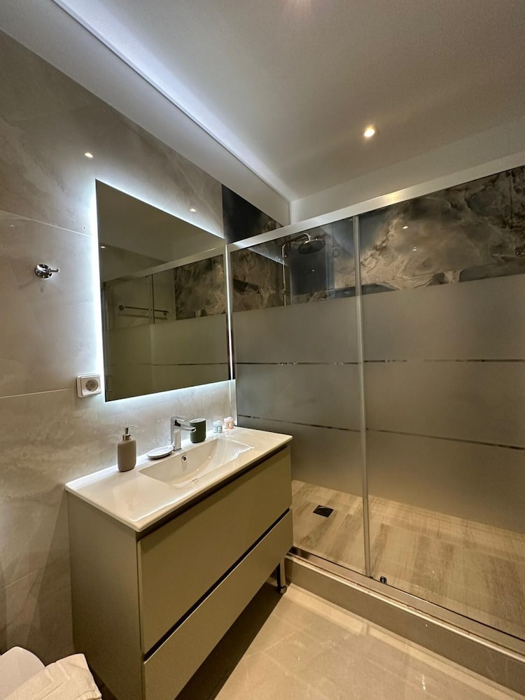 Suite, Smoking photo 3