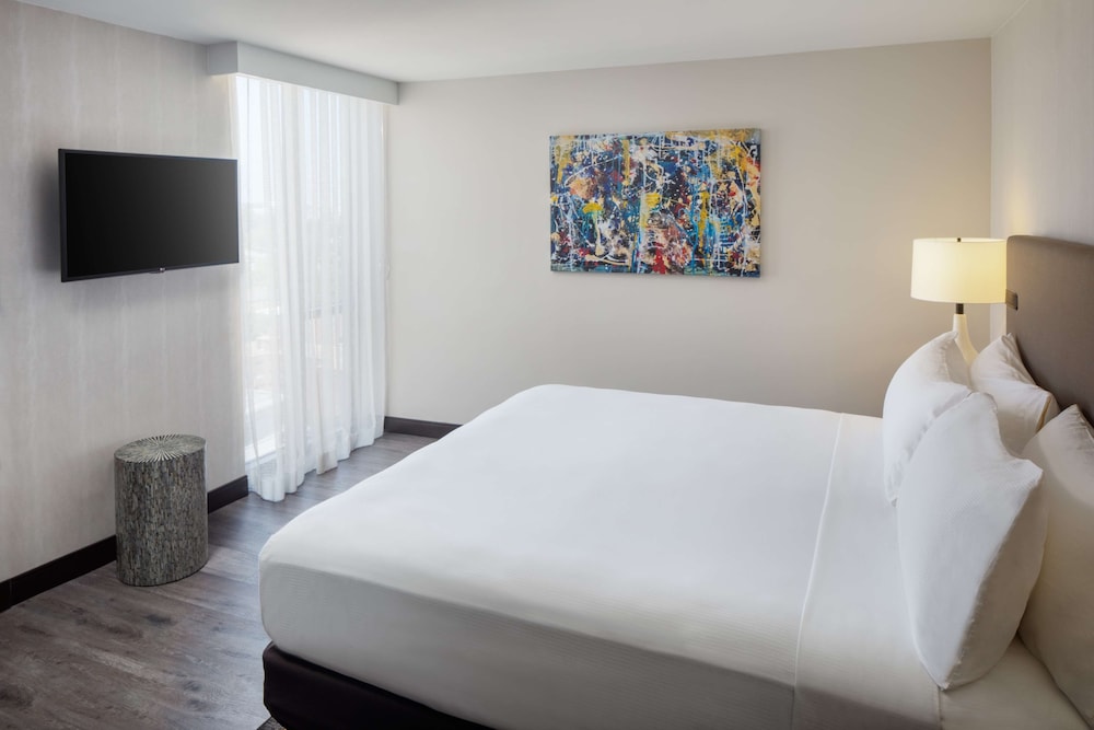Presidential Suite, 1 King Bed (Mobility & Hearing, Accessible Roll-in Shower) photo 2