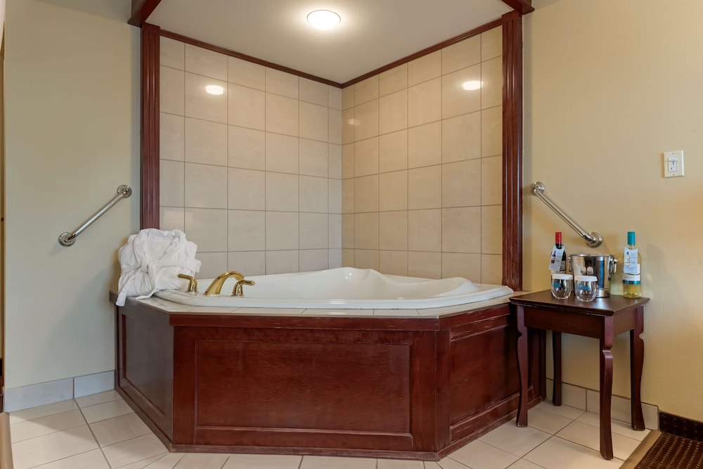 Suite, 1 King Bed, Non Smoking, Jetted Tub - Photo 5