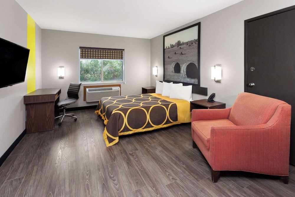 Studio Suite, 1 King Bed, Non Smoking - Photo 2